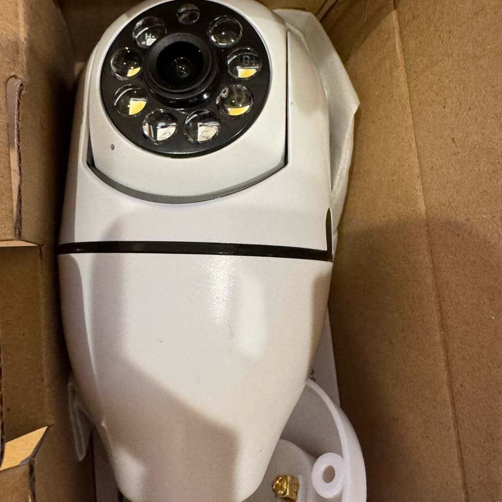 Smart LED Light Bulb with Camera - Picture 5 of 6